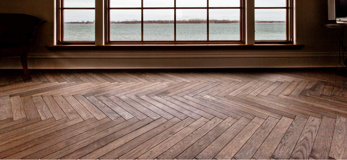 Een gerookte houten vloer